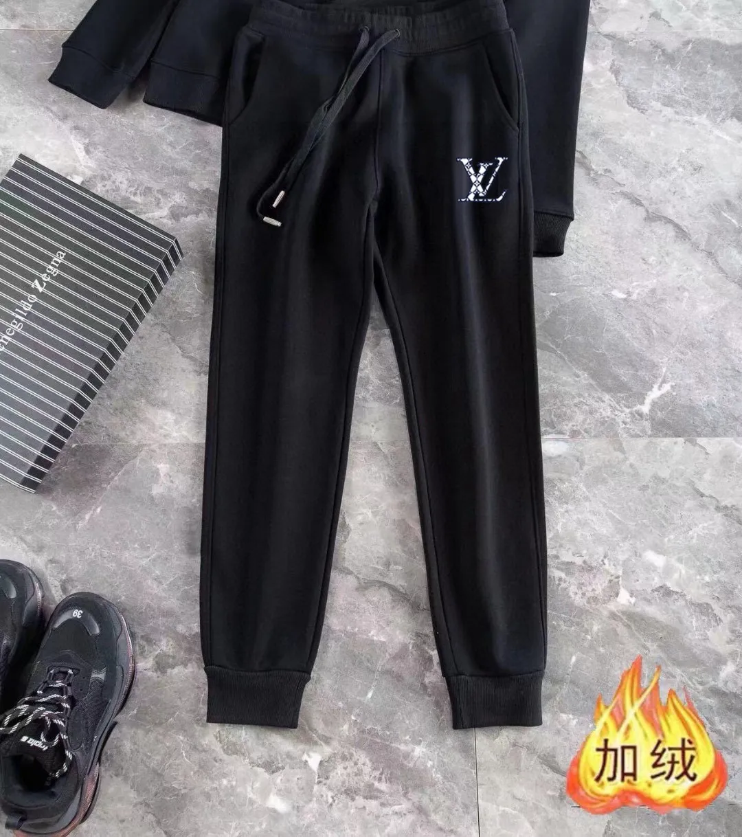 🅿️400 brand [LV Louis Vuitton] (velvet and thickened) 2025 autumn and winter new products, celebrities' favorite fashion-flavored casual suits, clean and neat tailoring, full of urban style. Made of high-quality custom-made fabrics, the lining has excellent thermal insulation effect, feels soft and dry, and the upper body effect is crisp and stylish. The three-dimensional cutting process and the pattern are all of high standards, and the silhouette version has the right benefits! It is not tight at all, and you feel good when you wear it. So many top-quality raw materials create high-end products with unparalleled value. It is the first choice for high-end fashion people. (Size: M-4XL can wear up to 200 pounds)